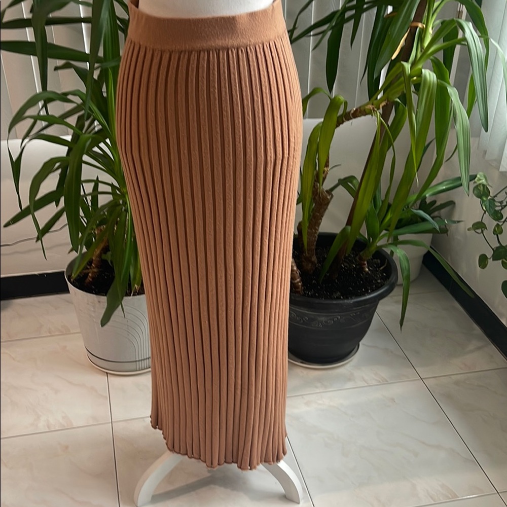 Elegant Tan Pleated sweater maxi Skirt like new size M